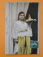 ALGERIE -- Femme Arabe Servant Le Café - Belle Carte Colorisée 1910 - Frauen