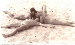 Photo Originale FKK & Vacances De Couple Naturiste Sexy, Nudisme, Corps En Liberté Allongés Sur Le Sable Vers 1970. - Pin-ups