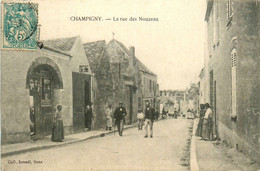 Champigny * La Rue Des Nouzeau * Villageois - Champigny