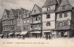 CPA - 22 - LANNION - Animée - Vieilles Maisons Place Du Centre - Chapellerie LENOIR - Café De La Poste - Alexis TREMINTI - Lannion