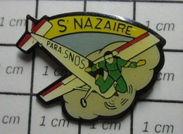 1322 Pin's Pins / Beau Et Rare / THEME : SPORTS / PARACHUTISME ST NAZAIRE PARA SNOS - Paracadutismo