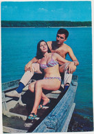 70s COUPLE ON BEACH SEXY BIKINI WOMAN SHIRTLESS MAN ON BOAT Old Photo Postcard - Pin-Ups