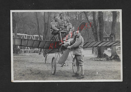 AVIATION MILITARIA CARTE PHOTO MILITAIRE SOLDATS AVIATEURS DEVANT UN AVION ECRITE DE FONTENAY AUX ROSES 1918 X PARIS : - 1919-1938: Entre Guerres