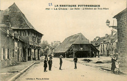 La Chèze * La Place Et Vue Sur Les Halles * Hôtellerie Des Trois Piliers * Villageois - La Chèze