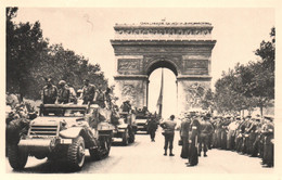 1944 - Libération De Paris - Les Blindés Américains Défilent Aux Champs Elysées - Carte N° 24 Non Circulée - War 1939-45