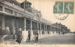 Cabourg         14         Terrasse Du Kursaal . Vendeur De Journaux    (voir Scan) - Cabourg