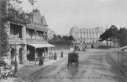 Cabourg         14         Le Grand Hôtel Vue Prise De La Rue De La Mer    (voir Scan) - Cabourg