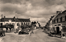 Bannalec * La Place Du Monument Aux Morts * Oeuvre De Quillivic * Garage Central * Automobile Voiture Ancienne - Bannalec