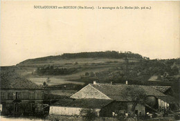 Soulaucourt Sur Mouzon * Un Coin Du Village Et La Montagne De La Mothe - Andere & Zonder Classificatie