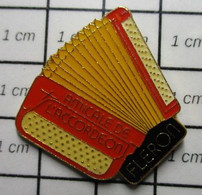 1022 Pins Pin's / Rare & Belle Qualité THEME MUSIQUE / AMICALE DE L'ACCORDEON - Musique