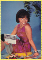 Carte Postale (Années 1960) - Femme Assise Tenant Un Disque Dans Sa Pochette - (Êditions G. PICARD - GP La Rose 295) - Donne