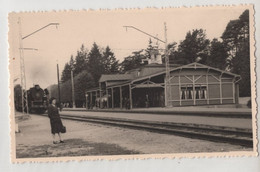1669 Latvia Railway Station Dzintari Jurmala And Steam Locomotive Late 1940s. Size: 135 X 83 Mm - Lieux