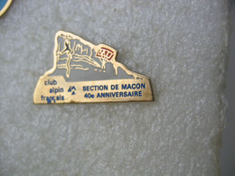 Pin's Du  40e Anniversaire Du Club Alpin Francais, Section De MACON - Sports D'hiver