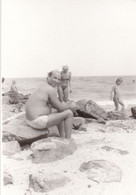 Old Original Photo - Naked Man Woman Little Boy On The Beach - Ca.13x9 Cm - Anonymous Persons