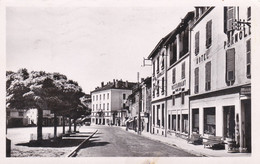 BELLEY - AIN - (01)  - PEU COURANTE CPA GLACÉE DE 1953....LA PLACE DE LA VICTOIRE.... - Belley