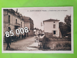 85 008 SAINTE HERMINE Grande Rue Près La Smagne  Carte Rare     ETAT :  Bon. VOIR SCAN SI DEFAUT - Sainte Hermine