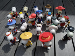 Beau Lot De 20 Snoopy Costumes Du Monde Macdonald 1999. - Snoopy