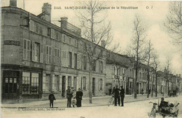 St Dizier * L'avenue De La République * La Boulangerie * Villageois - Saint Dizier