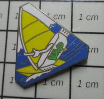 1316a Pin's Pins / Beau Et Rare / THEME : SPORTS / PLANCHE A VOILE JUMP - Sailing, Yachting