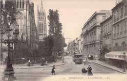 CPA - 33 - BORDEAUX - La Chathédrale Et Le Tramway - Animée Dame Avec Un Landeau - Bordeaux