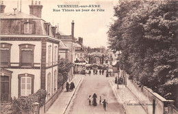 27-VERNEUIL-SUR-AVRE- RUE THIERS UN JOUR DE FÊTE - Verneuil-sur-Avre