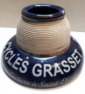 ANCIEN PYROGENE - GRATTOIR A ALLUMETTES - PORCELAINE - CYCLES GRASSET - MANUFACTURE A SAINT ETIENNE. - Luciferhouders