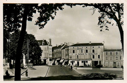 Parthenay * Place Du Drapeau Et Du Théâtre * Hôtel LA MAISON DU VOYAGEURS Café Restaurant - Parthenay