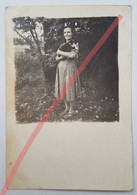 Photo D'époque. Original. Fille Et Chat. Lettonie D'avant-guerre - Objects
