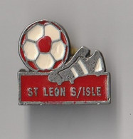 PIN'S   THEME SPORT  FOOTBALL CLUB DE SAINT LEON SUR L'ISLE  EN DORDOGNE  RARE - Football