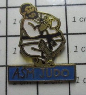 1422 Pin's Pins / Beau Et Rare / THEME : SPORTS / JUDO KARATE GROS BARBU CLUB ASM JUDO - Judo