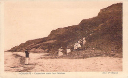 CPA - 14 - HOULGATE - Excursion Dans Les Falaises - Femmes Se Tenant La Main - Houlgate