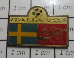 1622 Pin's Pins / Beau Et Rare / THEME : SPORTS / FOOTBALL DRAPEAU SUEDE MONDIAL ITALIA 90 COCA COLA - Football