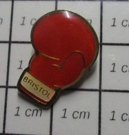 1722 Pin's Pins / Beau Et Rare / THEME : SPORTS / GANT DE BOXE ROUGE BRISTOL - Boxing