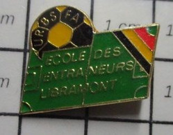 1722 Pin's Pins / Beau Et Rare / THEME : SPORTS / FOOTBALL ECOLE DES ENTRAINEURS DE LIBRAMONT Province De Luxembourg - Football