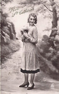 CPA - Sainte Catherine - Jeune Femme Avec Un Bouquet Dans Ses Mains - Santa Caterina