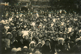 Guingamp * Carte Photo Cachet à Sec Du Photographe * Fête Manifestation * Hommes Femmes Enfants Coiffe Costume - Guingamp