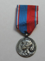 Médaille / Décoration - Décernée Par La Confédération Musicale De France     **** EN ACHAT IMMEDIAT **** - Frankrijk