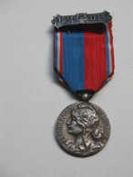 Médaille / Décoration - Décernée Par La Confédération Musicale De France + Barrette    **** EN ACHAT IMMEDIAT **** - Frankreich