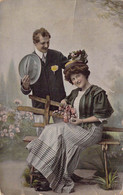 CPA - PHOTOGRAPHIE - COLORISEE - Homme Avec Un Chapeau Et Fleur Jaune En Boutonnière Charmé Par Une Femme Assise - Parejas