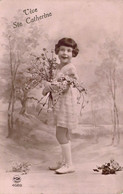 CPA - FANTAISIE - Vive Ste Catherine - Petite Fille Souriante En Robe Tient Des Fleurs Dans Ses Bras - Sint Catharina