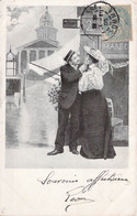 CPA - COUPLE - Fantaisie - Homme En Chapeau Flirte Avec Une Dame En Costume Devant Une Boutique - Paare