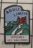 2522 Pin's Pins / Beau Et Rare / THEME : SPORTS / PETANQUE ? Boule Limite Septeme Les Vallons - Petanca