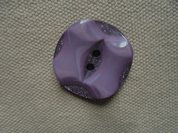 Ancien - 1 Gros Bouton Violet Pailleté Années 70 - Boutons