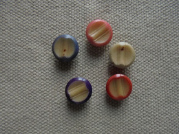 Ancien - 5 Mini Boutons Vêtements Pour Poupon Multicolore 9 Mm - Boutons