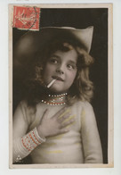 ENFANTS - LITTLE GIRL - MAEDCHEN - Jolie Carte Fantaisie Portrait Fillette Avec Chapeau Et Cigarette - Portraits