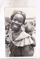 CPA PHOTO  DAHOMEY, JEUNE MAMAN ET SON BEBE  En 1967! (voir Timbre) - Dahomey