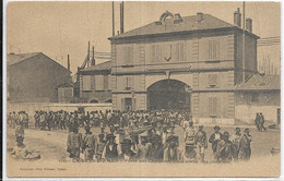 D 83. LA SEYNE SUR MER. SORTIE DES CHANTIERS NAVALS.  DOS 1900 - La Seyne-sur-Mer