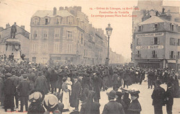 87-LIMOGES-GREVES DU 15 AVRIL 1905, FUNERAILLES DE VARDELLE LE CORTEGE PASSANT PLACE SADI-CARNOT - Limoges
