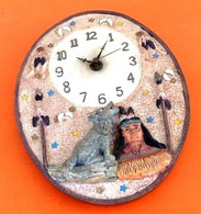 Pendule / Horloge Murale En Résine  Forme Ovale   Décor Indien  (230x135)mm - Horloges