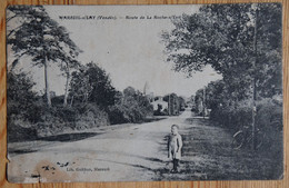 85 : Mareuil-sur-Lay - Route De La Roche-sur-Yon - Animée : Petite Animation : Enfant - Etat : Voir Descr. - (n°23188) - Mareuil Sur Lay Dissais